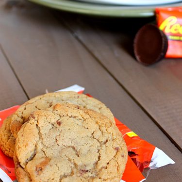 Reese's Cup Cookies via Fabtastic Eats #cookies #reeses