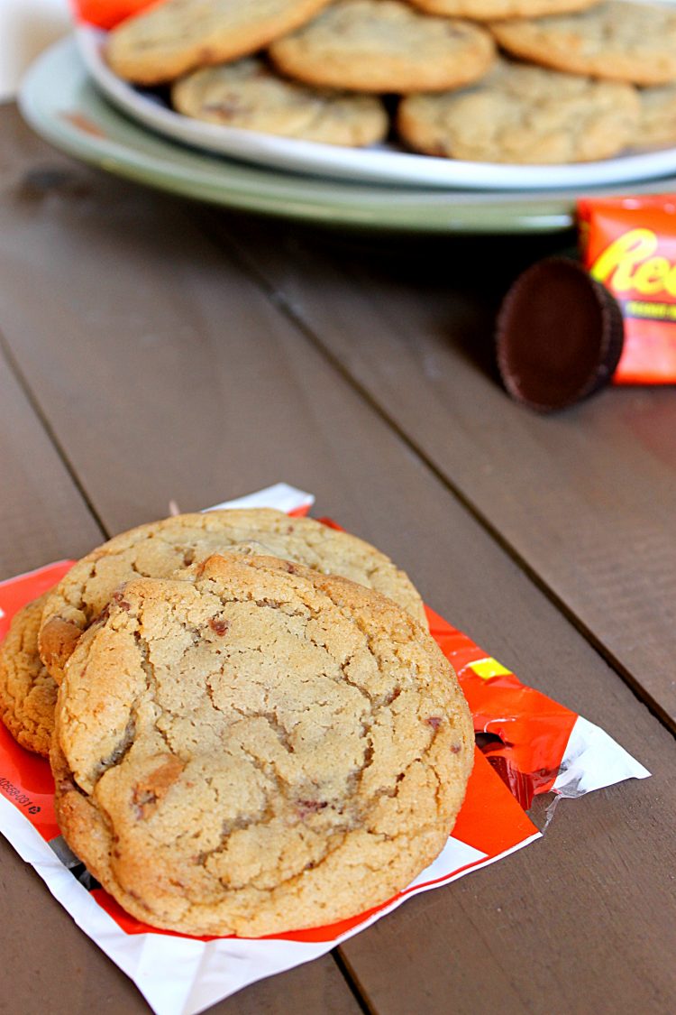 Reese's Cup Cookies via Fabtastic Eats #cookies #reeses