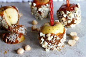 Dulce de Leche dipped Apples with White Chocolate and Macademia Nuts | Fabtastic Eats
