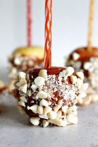 Dulce de Leche dipped Apples with White Chocolate and Macademia Nuts | Fabtastic Eats