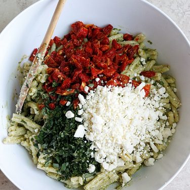 Creamy Pesto & Sundried Tomato Pasta Salad